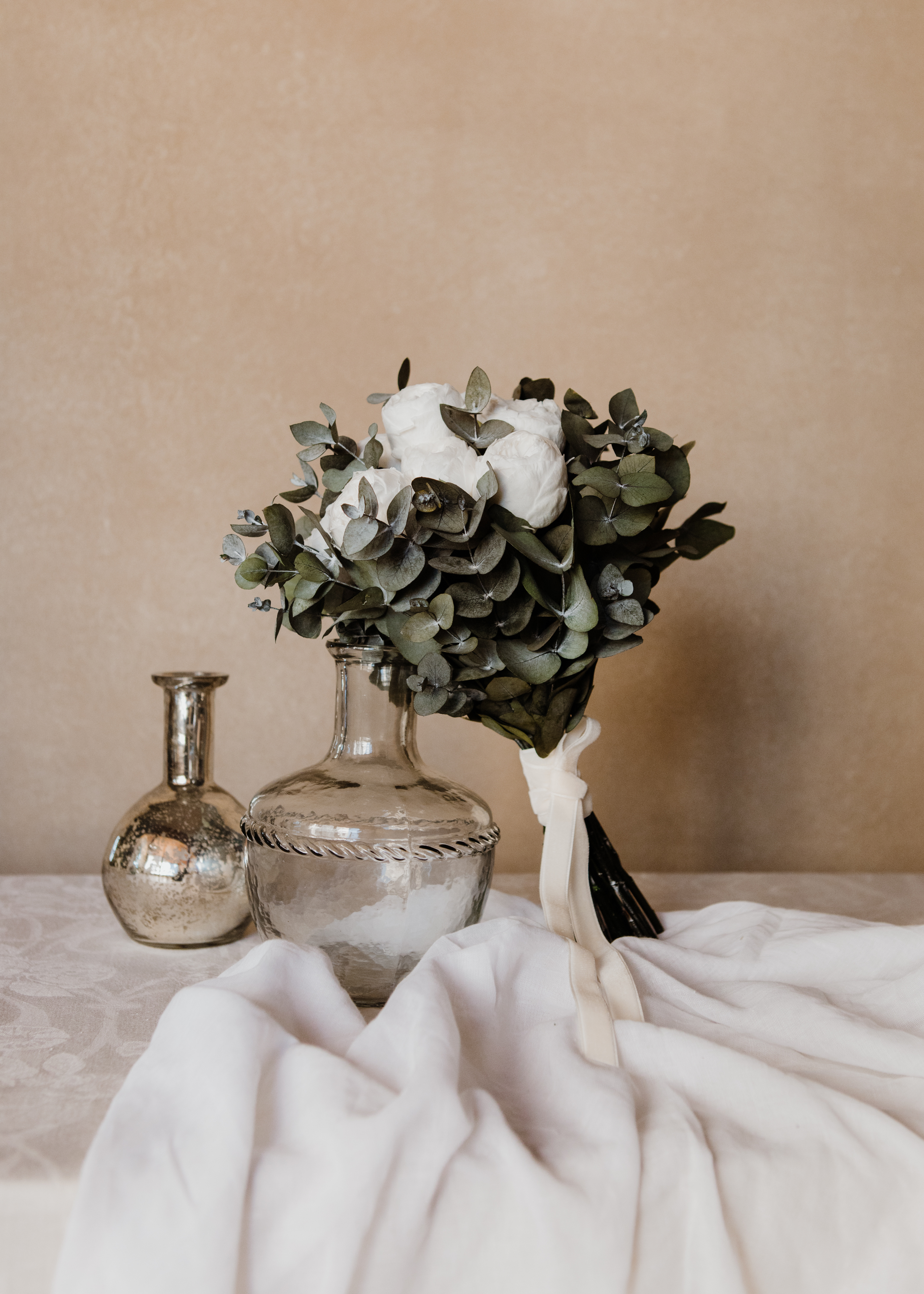 RAMO DE NOVIA CON PEONIAS Y EUCALIPTO PRESERVADO
