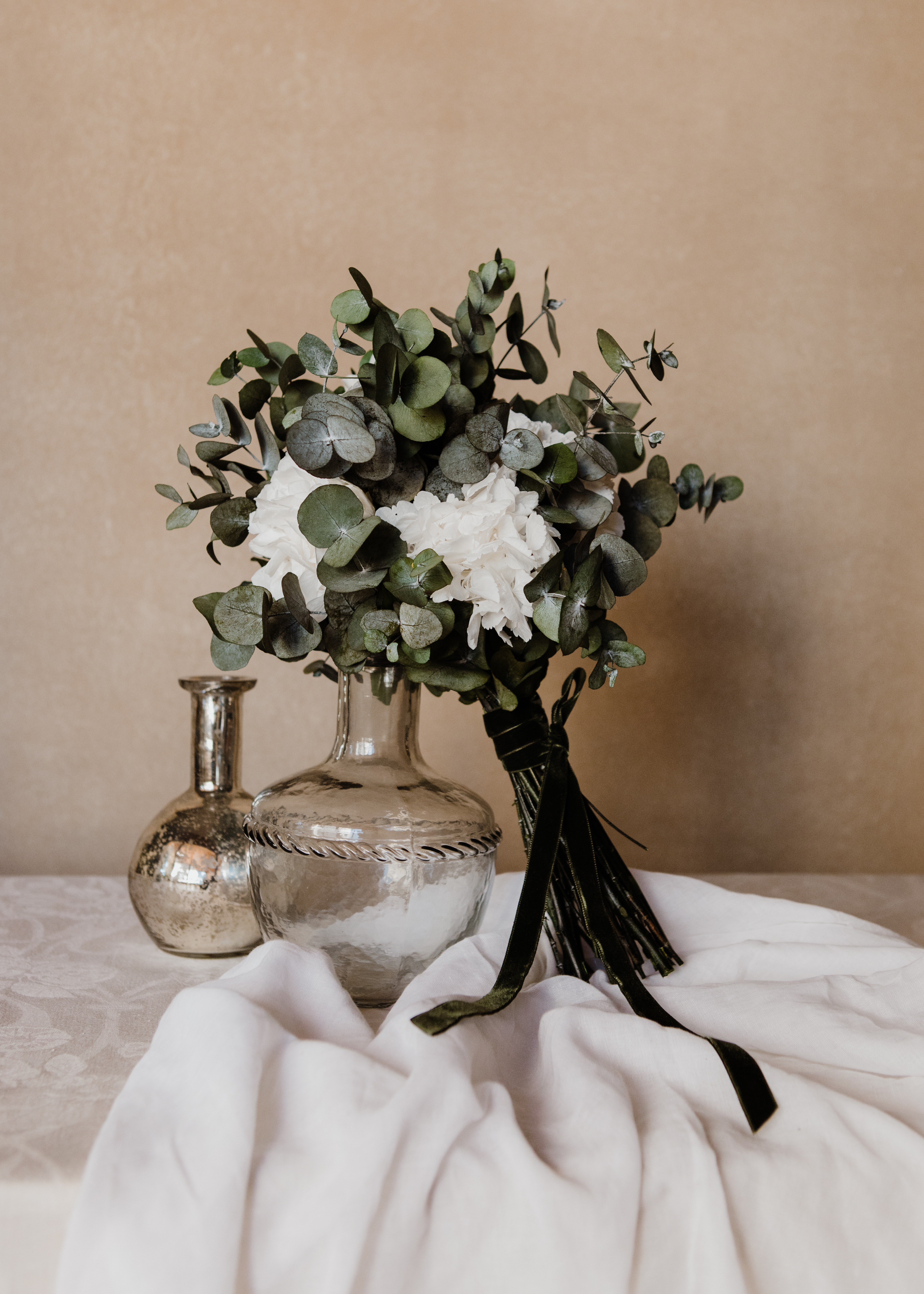 RAMO DE NOVIA DESENFADADO CON HORTENSIAS, ROSAS DE JARDÍN Y EUCALIPTO PRESERVADO