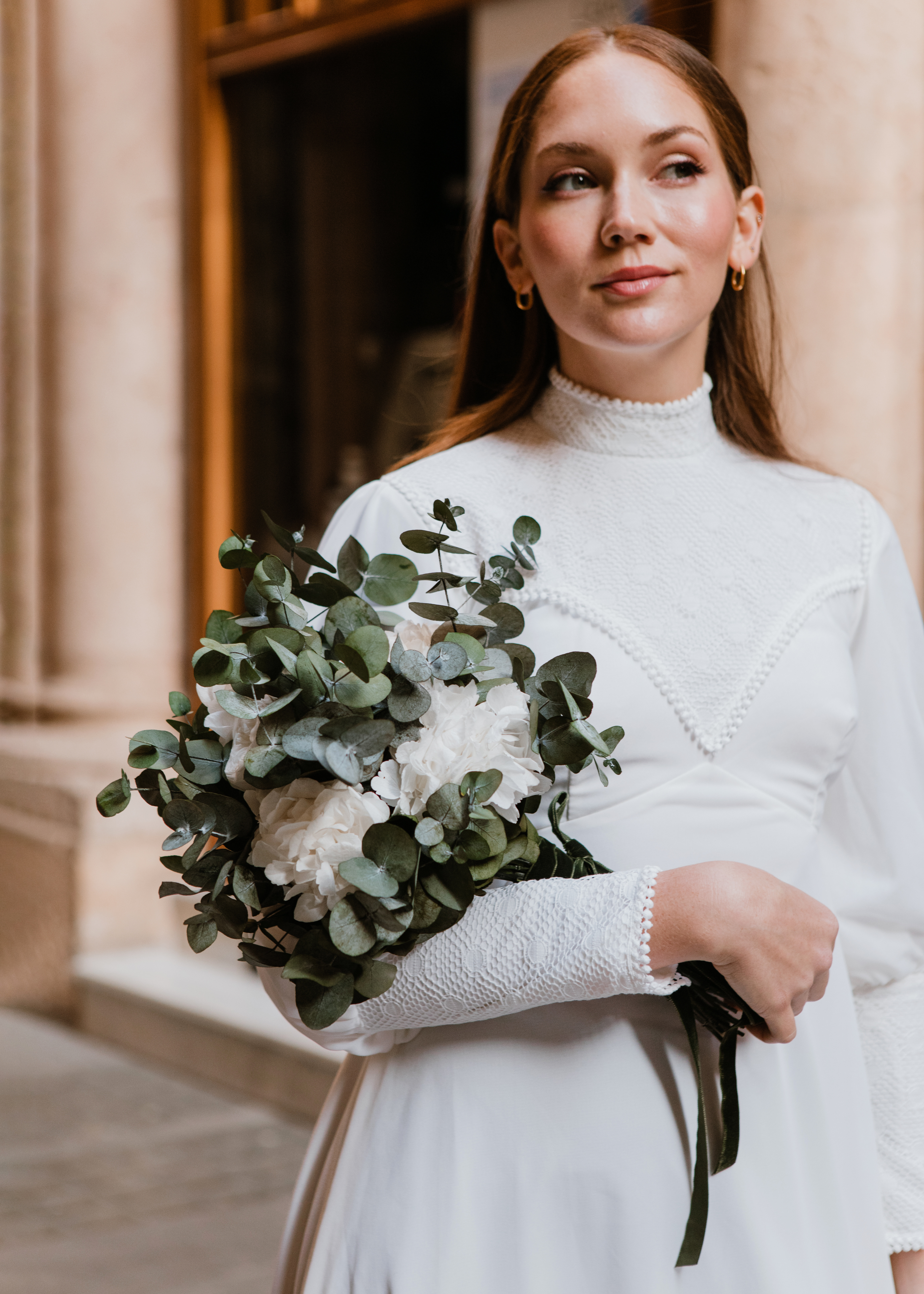 RAMO DE NOVIA DESENFADADO CON HORTENSIAS, ROSAS DE JARDÍN Y EUCALIPTO PRESERVADO